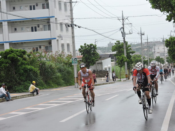 バイクに乗った選手たち