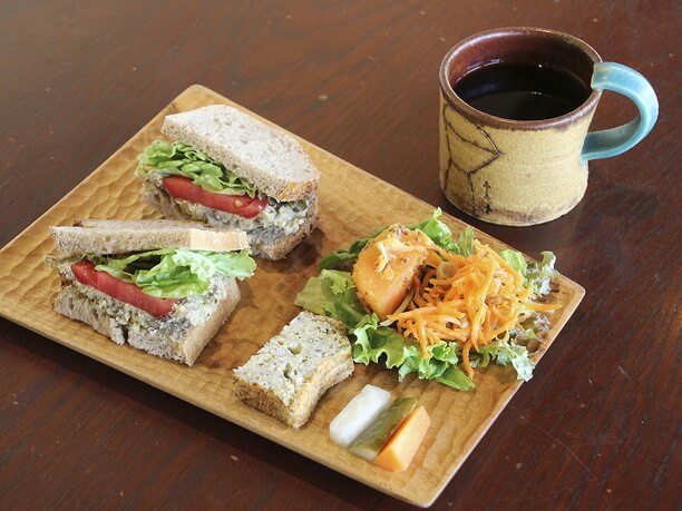 自家製天然酵母パンの軽食