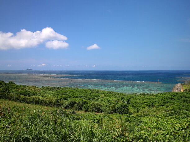 海岸へと降りる坂道から見た真謝海岸