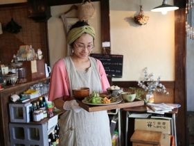 料理を運ぶ奥さん