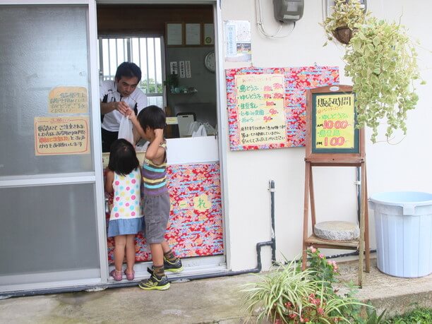 おつかいで買いに来た子ども達