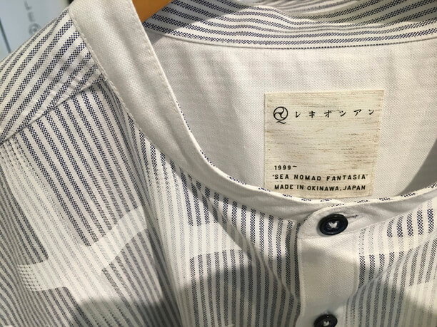 シャツの襟足のタグに記載されたブランド名とサブタイトル