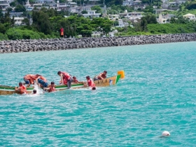 漕ぎ手が飛び込んでスタートする流れ船