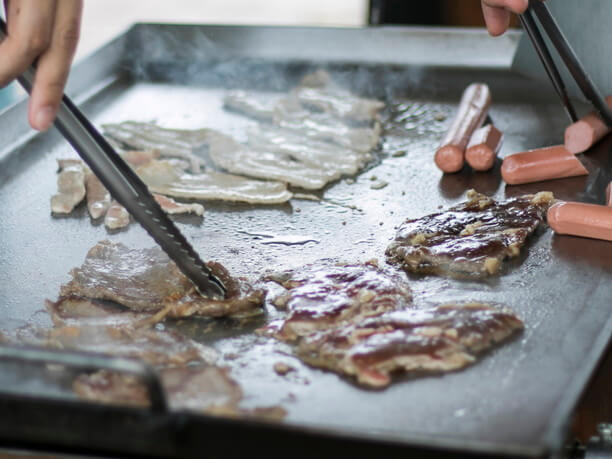 肉を焼いている様子