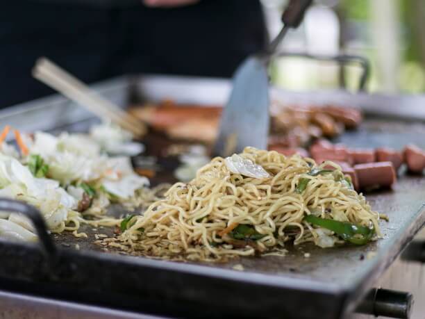 焼きそば麺他の食材とチャンプルーして炒めている様子