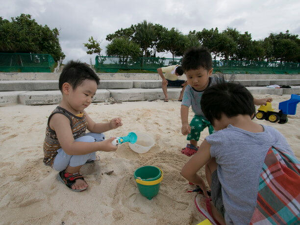 ビーチの砂で遊ぶ子供たち