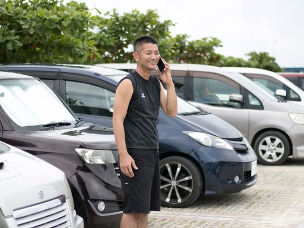 運転代行業者に電話している様子