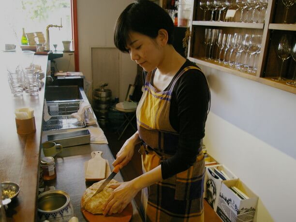 パンを切る香田さん