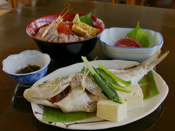 海鮮丼と煮つけ