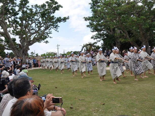 「ジッチェ」、「マサカイ」、空手を使った女性の踊り