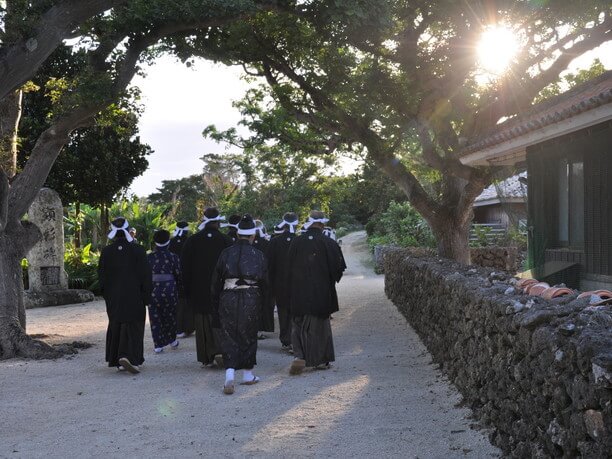 玻座間村西区の主事の家に向かう