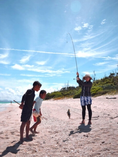 釣りをする子供たち