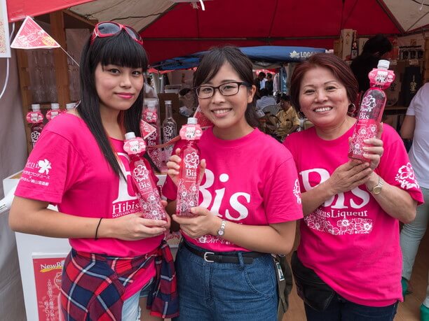 プロデュースした女子大学生とハイビスカスリキュール