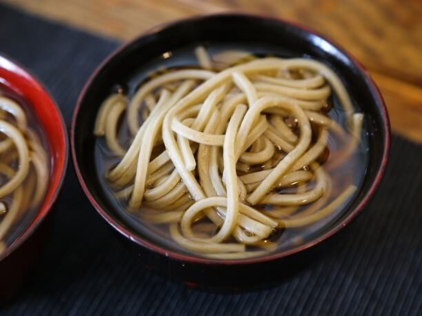 ゆでて麺つゆをかけたもずくうどん