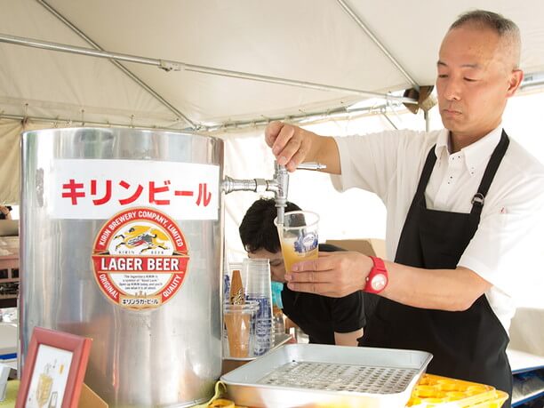 ビール注ぎ名人の重富さん