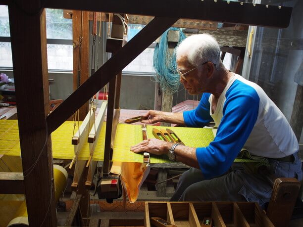 黙々と作業をしている織子さん