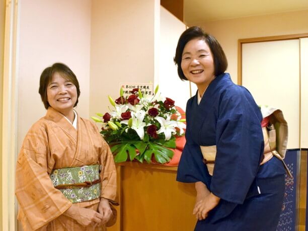 首里織をまとった織り手さん