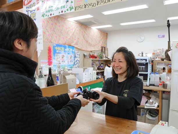 双眼鏡を貸してくれる売店