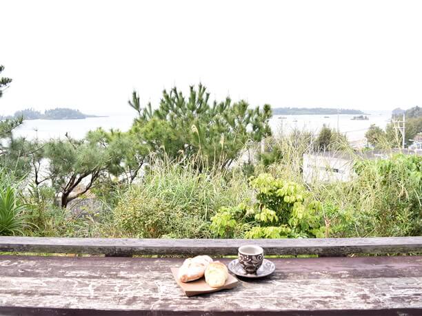 西海岸の海とパン