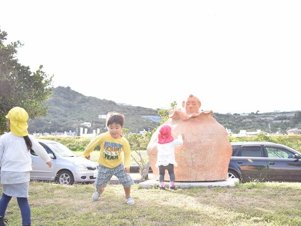 オブジェで遊ぶ子供たち