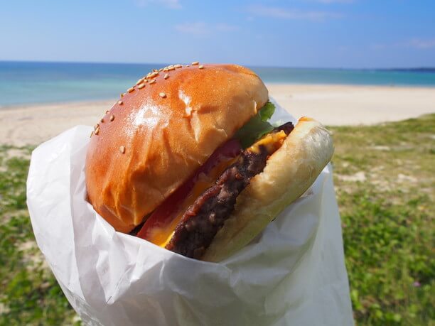 屋外で食べるハンバーガー