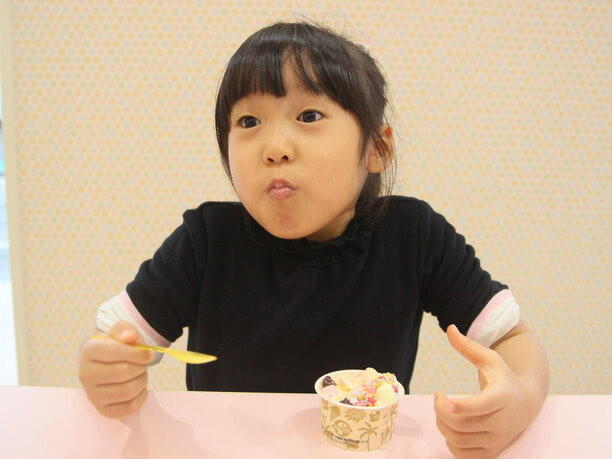 オリジナルパフェを食べる子供