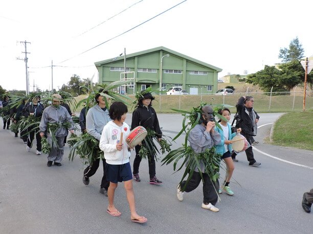 坂を上る一行