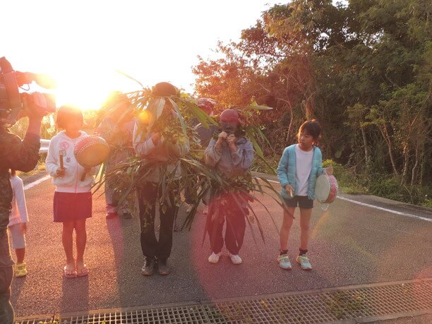 太陽に背を向ける様子