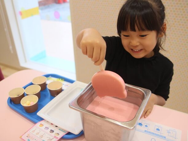 アイスをチョコでコーティングしている様子