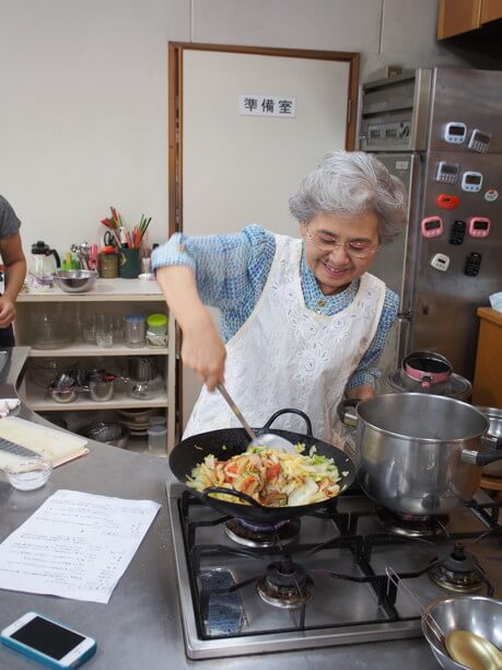 調理中の松本先生