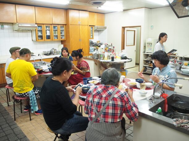 料理をいただいている様子