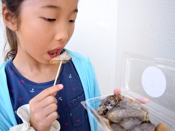 田芋を食べる子供