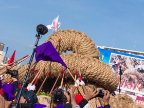 大綱をつなぎ合わせる様子