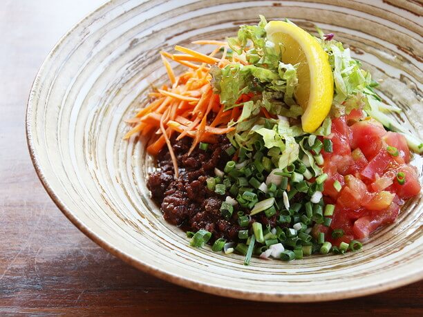 季節の野菜を盛り付けたヘルシーメニュー