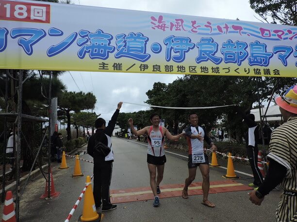 埼玉県の賀持さんと、地元ランナーの和田さんが仲良くゴール