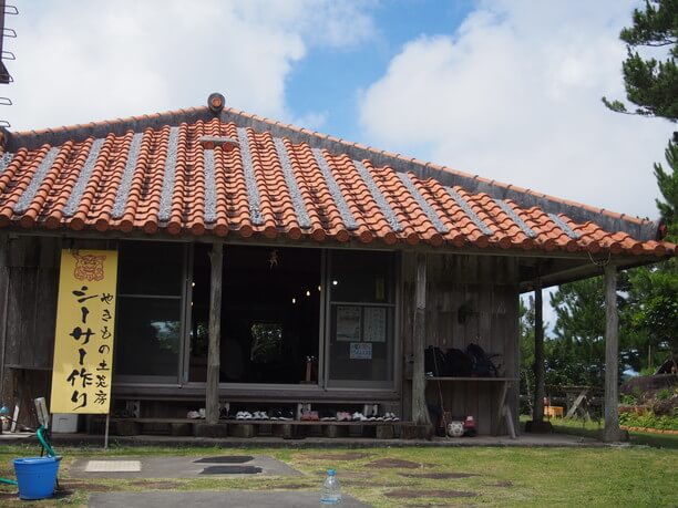 赤瓦が印象的な沖縄の伝統的木造家屋