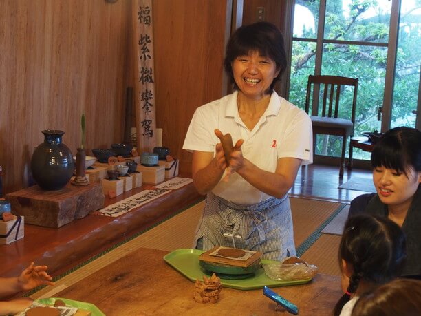 シーサー造りの指導をしてくれている宇江城弘子さん