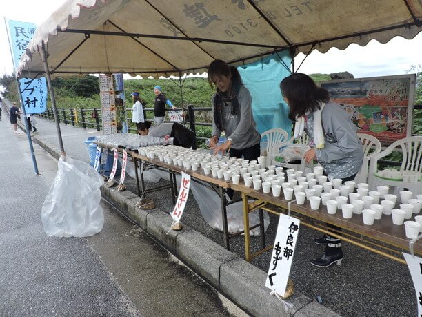 エイドステーションに並ぶ海の幸のモズクや黒糖、黒小豆のぜんざい