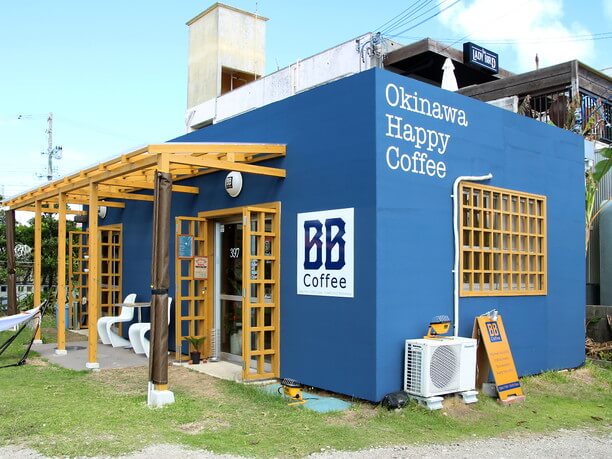 青い外観のカフェ「BB-Coffee（ビービーコーヒー）」