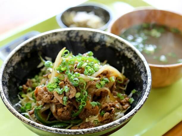 日替わりのおつゆと副菜、漬物付きの「いの豚丼」