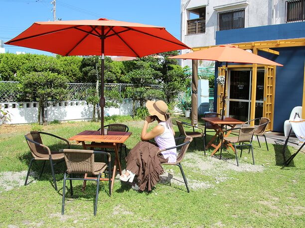 店外に設けられたパラソル付きのテラス席