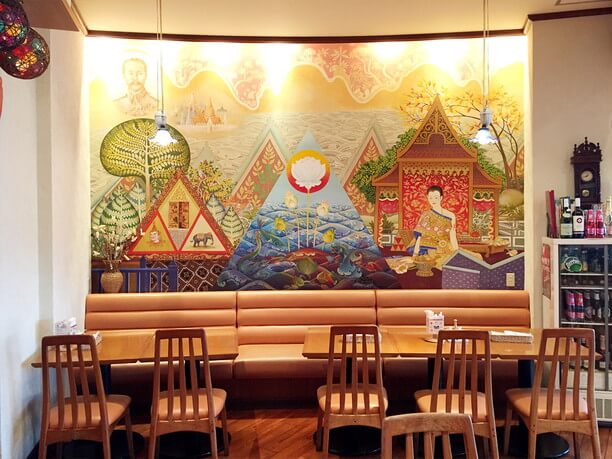タイの民族衣装などが描かれている大きな壁画