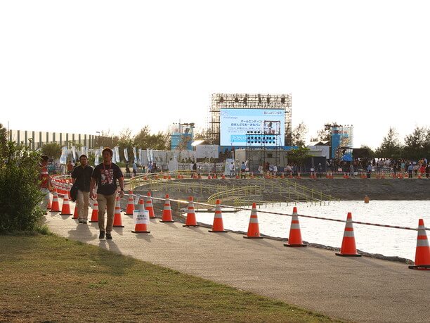 海が目の前の会場