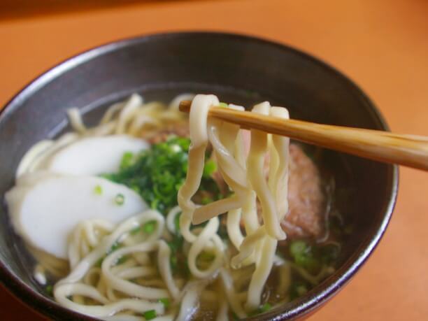 コシが強くツルツルの麺