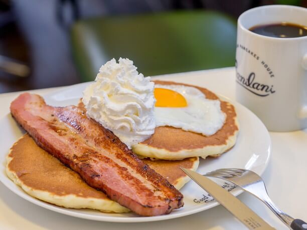 目玉焼きをトッピングしたステーキベーコンパンケーキ