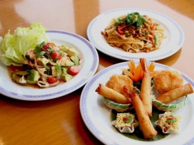 タイのシェフが調理するタイ料理