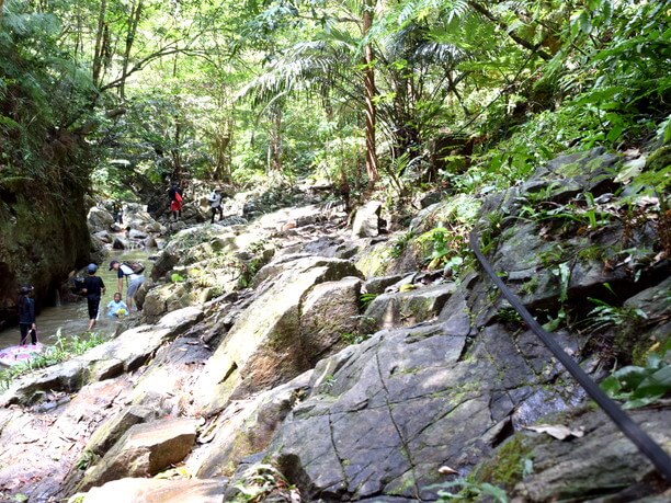 わきの岩場