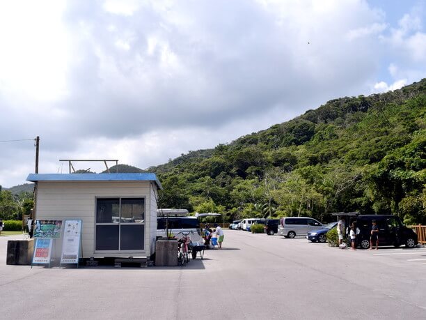 広々とした駐車場