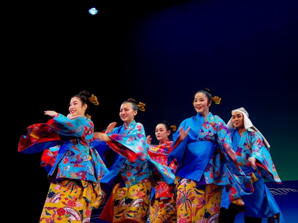 沖縄芝居や映画などでも活躍する知花さゆりさんを中心としたユーモラスな踊り