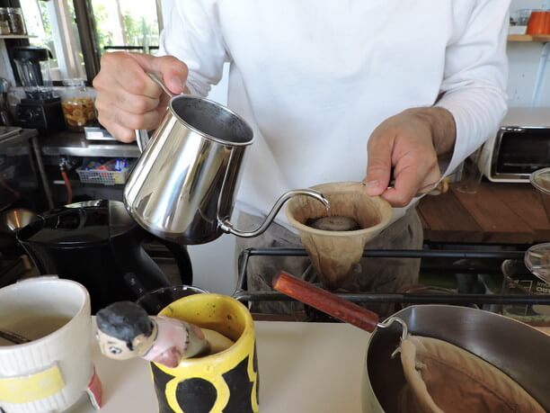 自家焙煎の珈琲豆から入れるコーヒー